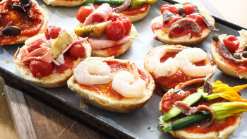 Малки пици със стар хляб