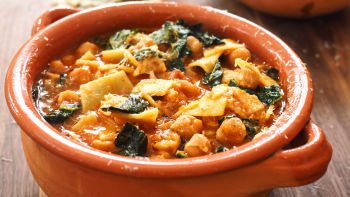 Яхния с нахут, паста и черно зеле