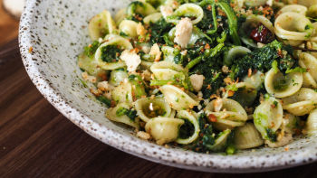 Орекиете с рапини и хлебни трохи