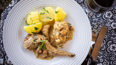 Заешка яхния с дижонска горчица