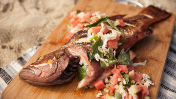 Печена коралова пъстърва със салата от диня