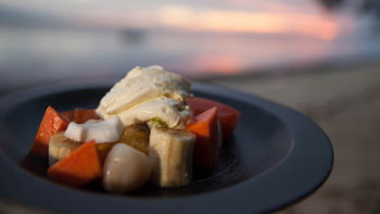 Тропически плодове с бял шоколадово-кокосов мус