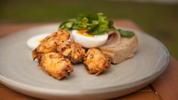 Кюфтенца от кореноплодни с варени яйца