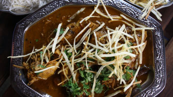 Къри с пилешко, кайсии и картофени пръчици