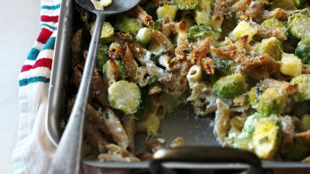 Пълнозърнести пенне с брюкселско зеле, картофи и сирене