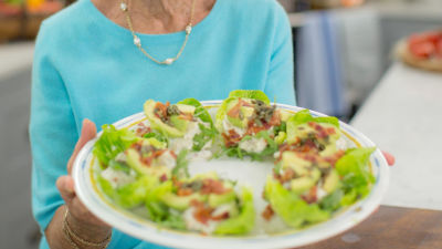 Салата с пиле, бекон и авокадо