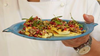 Салата с печено на грил халуми