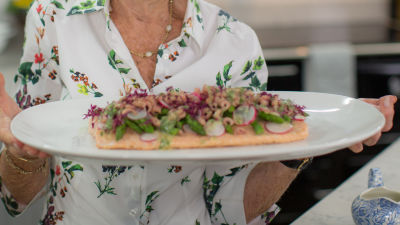 Задушена на фурна сьомга с аспержи