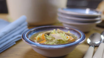 Пилешка супа с праз и сини сливи