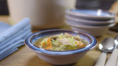 Пилешка супа с праз и сини сливи