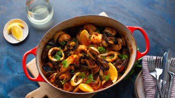 Паеля с морски дарове и риба