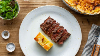 Картофен огретен с телешки стек