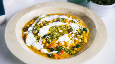 Нахут с куркума, домати и сос зуг