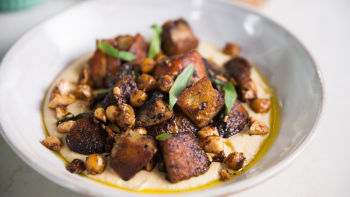 Пушен хумус с гъби и бадеми