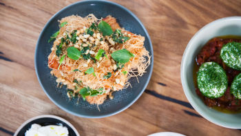 Халуми в кадаиф с меден дресинг