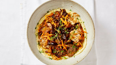 Кремообразна полента с рагу от гъби