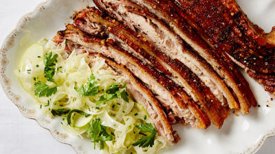 Печени свински гърди със салата от резене и ябълки