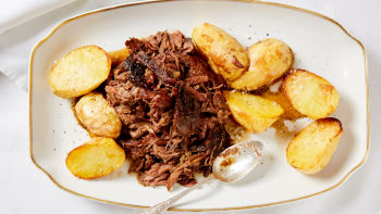 Печено агнешко с хрупкави картофи