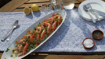 Картофена салата с печена сьомга и скариди