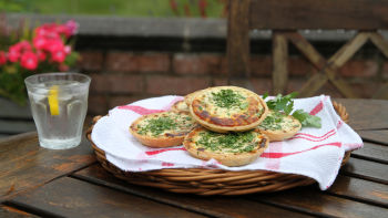 Тартове с карамелизиран лук и козе сирене