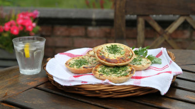 Тартове с карамелизиран лук и козе сирене