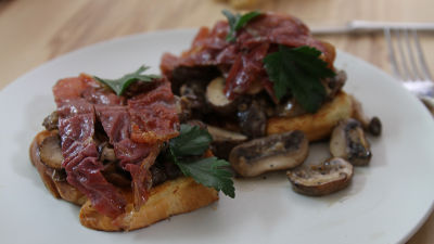 Тостове със задушени гъби и бекон