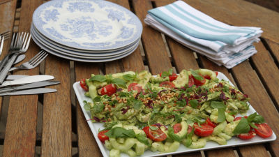 Пиле в песто със салата