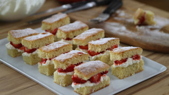 Пандишпанени резени със сметана и ягоди