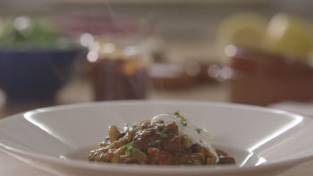 Пикантно агнешко с боб канелини