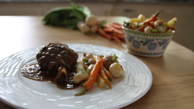 Задушени агнешки джолани с пролетни зеленчуци