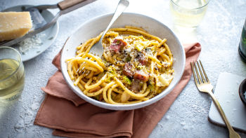 Букатини със зеле и бекон