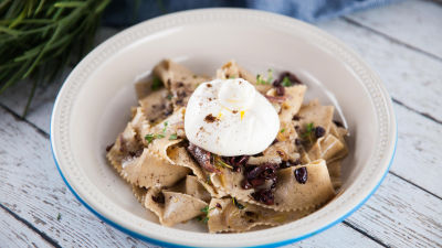 Пресни папарделе с кафе, бурата, маслини и аншоа