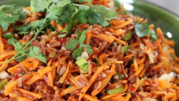 Салата с червен ориз