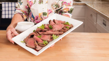 Печено телешко филе с крем от печен чесън и горчица