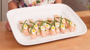 Печено филе от сьомга с пъдпъдъчи яйца, аспержи и билков сос