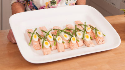 Печено филе от сьомга с пъдпъдъчи яйца, аспержи и билков сос