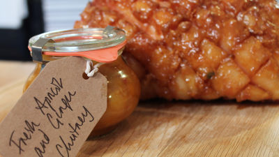 Печен свински бут с глазура и чътни от кайсии