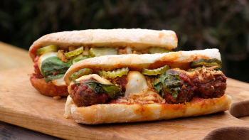 Сандвич с кюфтенца в доматен сос и моцарела