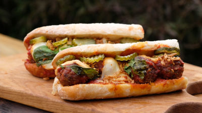 Сандвич с кюфтенца в доматен сос и моцарела