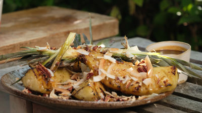 Печен на скара ананас с карамелен сос