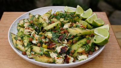 Салата с печена на скара краставица, халуми и нахут