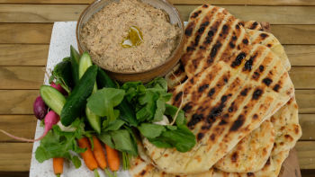 Плосък хляб с дип от печени патладжани