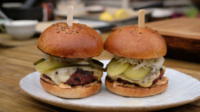 Бургер с пастрами