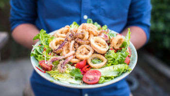 Салата с панирани калмари и чоризо