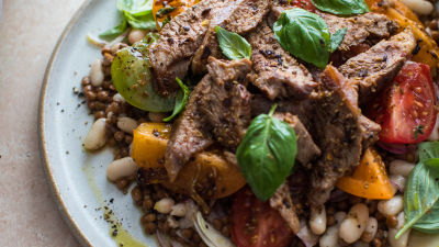 Салата от боб, агнешко с билкова коричка и домати