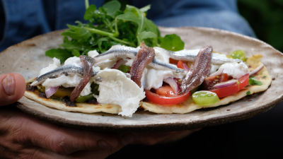 Плоски питки с доматена салата и бурата