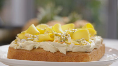 Сладкиш с тропически плодове и кокос