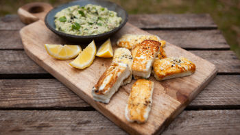 Печено халуми с дип от авокадо