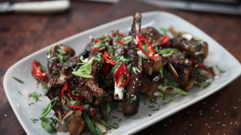 Лепкави агнешки ребра