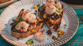 Скариди с манго и кървавица на скара